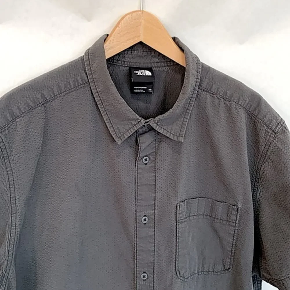 The North Face Short Sleeve Seersucker Button Shirt Mens Size XXL Sun Faded Grey